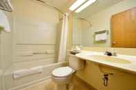 Toilet Kamar Americas Best Value Inn East Syracuse