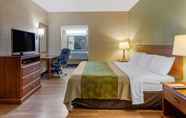 Bedroom 6 Econo Lodge Belton - Kansas City South