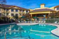 Swimming Pool La Quinta Inn & Suites by Wyndham Macon