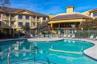 Swimming Pool La Quinta Inn & Suites by Wyndham Macon