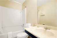 Toilet Kamar Super 8 by Wyndham Las Cruces University Area