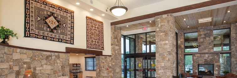 Lobby Red Feather Lodge