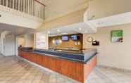 Lobby 7 Motel 6 Irvine - Orange County Airport