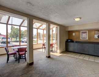 Lobby 2 Motel 6 Irvine - Orange County Airport