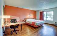 Bedroom 3 Motel 6 Irvine - Orange County Airport