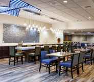 Restaurant 4 DoubleTree by Hilton Neenah