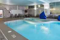 Swimming Pool DoubleTree by Hilton Neenah