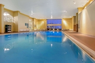 Swimming Pool La Quinta Inn & Suites by Wyndham Appleton College Avenue