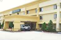 Luar Bangunan La Quinta Inn by Wyndham Milwaukee Airport / Oak Creek