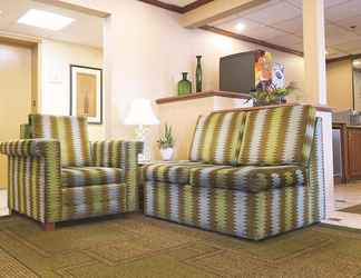 Lobi 2 La Quinta Inn by Wyndham Milwaukee Airport / Oak Creek