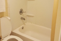 In-room Bathroom Garden Inn & Extended Stay Shepherdsville / Louisville