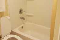 In-room Bathroom Garden Inn & Extended Stay Shepherdsville / Louisville