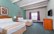 Bedroom 5 Days Inn & Suites by Wyndham Lexington