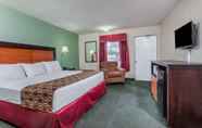 Bedroom 6 Days Inn & Suites by Wyndham Lexington