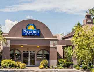 Exterior 2 Days Inn & Suites by Wyndham Lexington