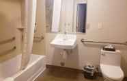 Toilet Kamar 4 MainStay Suites Wichita Northeast