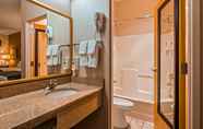 Toilet Kamar 5 SureStay Hotel by Best Western Ottawa