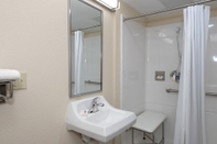 In-room Bathroom Red Roof Inn Freehold