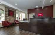 Lobi 4 Red Roof Inn Freehold