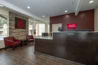 Lobi Red Roof Inn Freehold