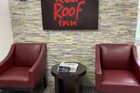 Lobi Red Roof Inn Weedsport