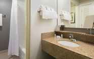 In-room Bathroom 6 Courtyard by Marriott Wilmington / Wrightsville Beach