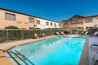 Swimming Pool Courtyard by Marriott Wilmington / Wrightsville Beach