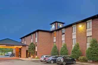 Exterior 4 Days Inn & Suites by Wyndham Hickory