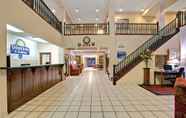 Lobby 4 Days Inn & Suites by Wyndham Hickory