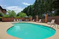 Swimming Pool Days Inn & Suites by Wyndham Hickory