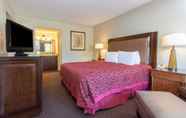 Bedroom 7 Days Inn & Suites by Wyndham Dayton North