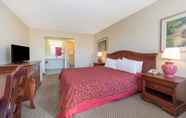 Bedroom 5 Days Inn & Suites by Wyndham Dayton North