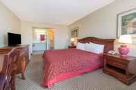 Bedroom Days Inn & Suites by Wyndham Dayton North