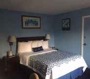 Bedroom 5 Days Inn by Wyndham Cleveland Lakewood