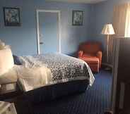 Bedroom 4 Days Inn by Wyndham Cleveland Lakewood