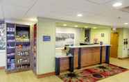 Lobi 2 Hampton Inn Wooster