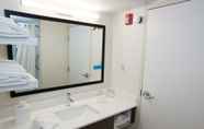 Toilet Kamar 4 Hampton Inn Wooster