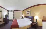 Bedroom 2 Days Inn & Suites by Wyndham Tahlequah