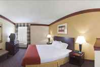 Bedroom Days Inn & Suites by Wyndham Tahlequah