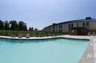 Swimming Pool Days Inn & Suites by Wyndham Tahlequah