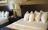 Bedroom 6 Days Inn & Suites by Wyndham Tahlequah