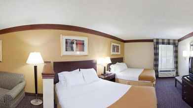 Bedroom 4 Days Inn & Suites by Wyndham Tahlequah
