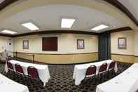 Functional Hall Days Inn & Suites by Wyndham Tahlequah