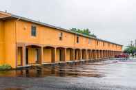 Exterior Rodeway Inn Amish Country