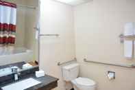 Toilet Kamar Red Roof Inn PLUS+ & Suites Chattanooga - Downtown