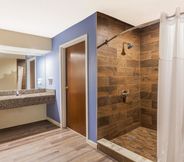 In-room Bathroom 7 Days Inn by Wyndham Franklin Nashville