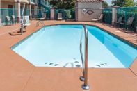 Swimming Pool Days Inn by Wyndham Franklin Nashville