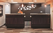 Sảnh chờ 3 La Quinta Inn & Suites by Wyndham Denison - N. Lake Texoma