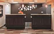 Lobby 3 La Quinta Inn & Suites by Wyndham Denison - N. Lake Texoma