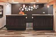 Lobby La Quinta Inn & Suites by Wyndham Denison - N. Lake Texoma